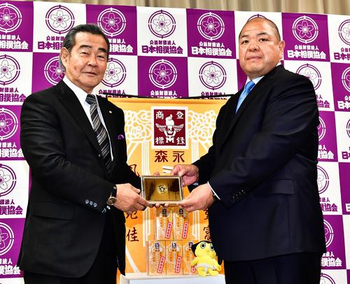 感謝状を手に記念撮影に臨む森永製菓株式会社の森永剛太代表取締役会長（左）と八角理事長