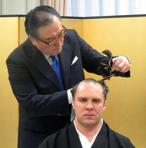 断髪式で師匠の阿武松親方から止めばさみを入れられる元前頭の阿夢露（２０１８年６月１６日撮影）
