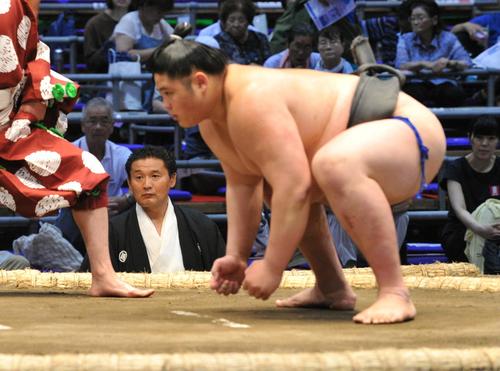貴公俊の取組を見守る貴乃花親方(撮影・岡本肇)