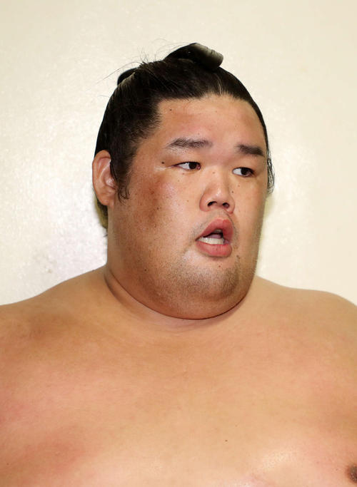 記者の質問に答える西大司