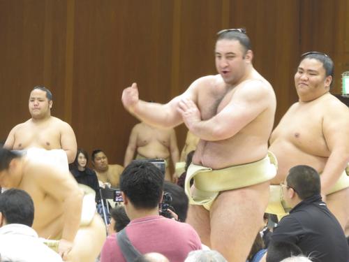 柏巡業の土俵下で準備運動する栃ノ心
