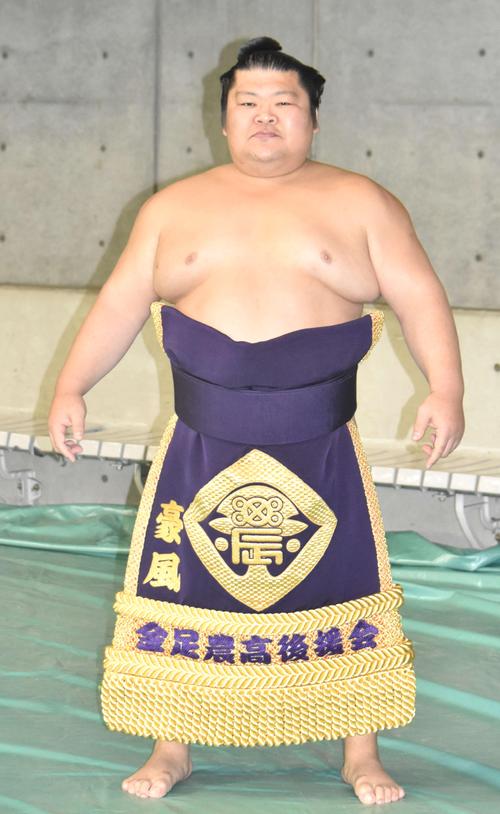母校・金足農高の化粧まわしを締めて土俵入りした豪風（2018年8月19日撮影）