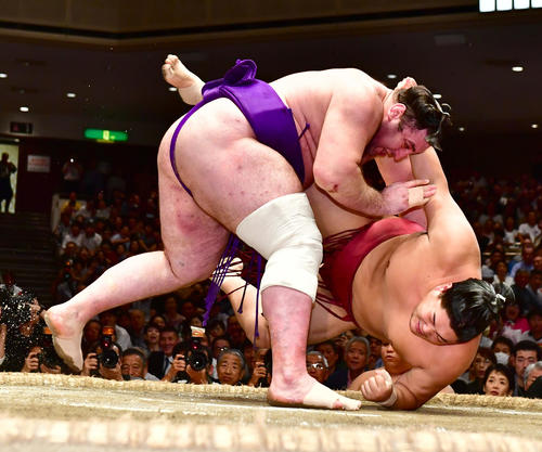 秋場所14日目、栃ノ心（左）は下手投げで阿炎を下す