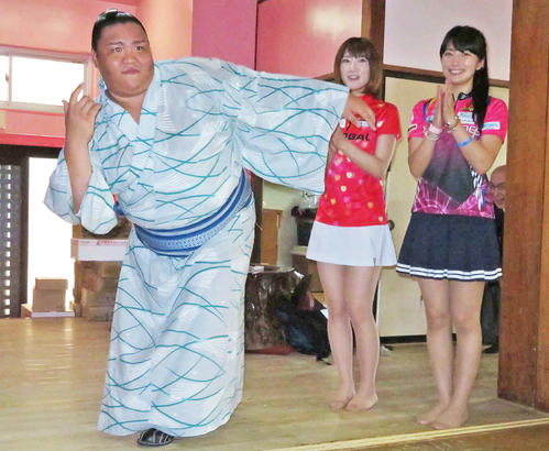 女子プロボウラーの右から名和秋、渡辺けあきが見守る中、ボウリングのフォームを披露した御嶽海