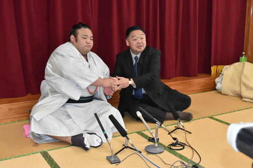 千賀ノ浦親方（右）と握手を交わす貴景勝