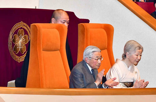 大相撲初場所8日目をご観戦に訪れ取組後に拍手をされる天皇、皇后両陛下。後方は八角理事長（撮影・小沢裕）
