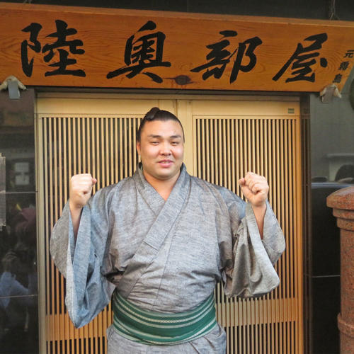新十両を決め部屋の前でポーズを取る霧馬山