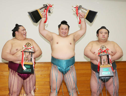 大相撲初場所で殊勲賞と敢闘賞を受賞した玉鷲（中央）左は殊勲賞の御嶽海、右は技能賞の貴景勝（2019年1月27日撮影）
