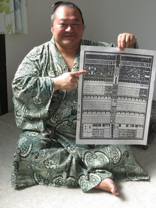 16場所ぶりの幕内復帰を果たし新番付の自分のしこ名を指さす豊ノ島