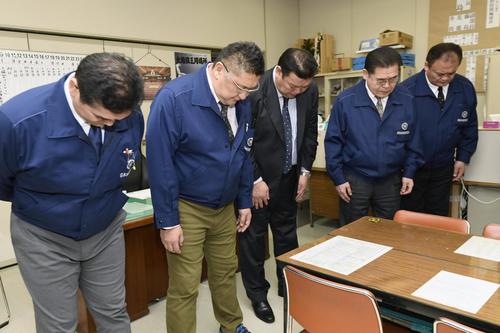 大相撲春場所開催中のエディオンアリーナ大阪で、東日本大震災の被災者を悼み黙とうする親方衆（共同）