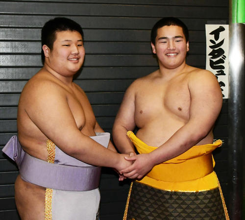 新序一番出世披露を終え、握手を交わす昨年の中学横綱の吉井(左)と全中準優勝の大辻(2019年3月14日撮影)