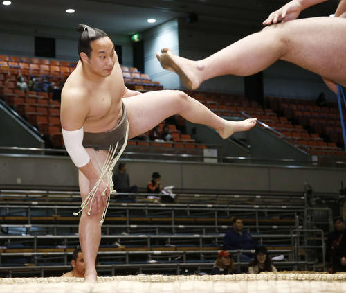土俵に上がり四股を踏む若佐竹(撮影・河田真司)