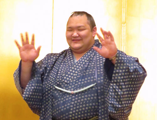 トークショーで歓声に手を振って応える大相撲の北勝富士（2019年3月1日撮影）