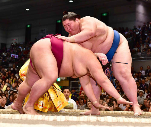 大大相撲春場所　13日目　ははたき込みで御嶽海を破る逸ノ城（2019年3月22日撮影）