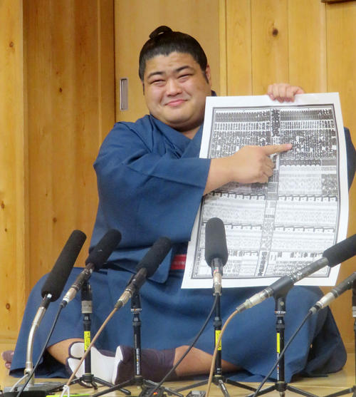 新入幕会見で自身のしこ名が載った番付表を指さす志摩ノ海(撮影・佐藤礼征)