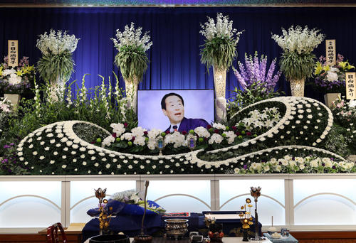4月30日に亡くなった大相撲の元特等床山、床寿の日向端隆寿さんの祭壇（2019年5月5日撮影）