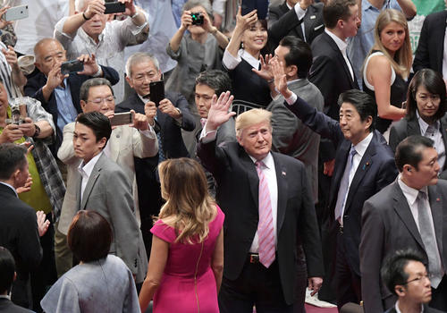 国技館入りした米国のドナルド・トランプ大統領にカメラを向ける観客たち（2019年5月26日撮影）