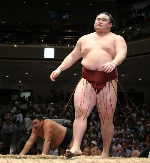4日目に霧馬山（左）を破った隆の勝（撮影・河田真司）