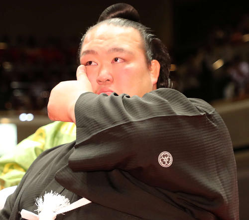9月29日、父・荻原貞彦氏にはさみを入れられ涙を拭く元横綱稀勢の里の荒磯親方（撮影・鈴木正人）