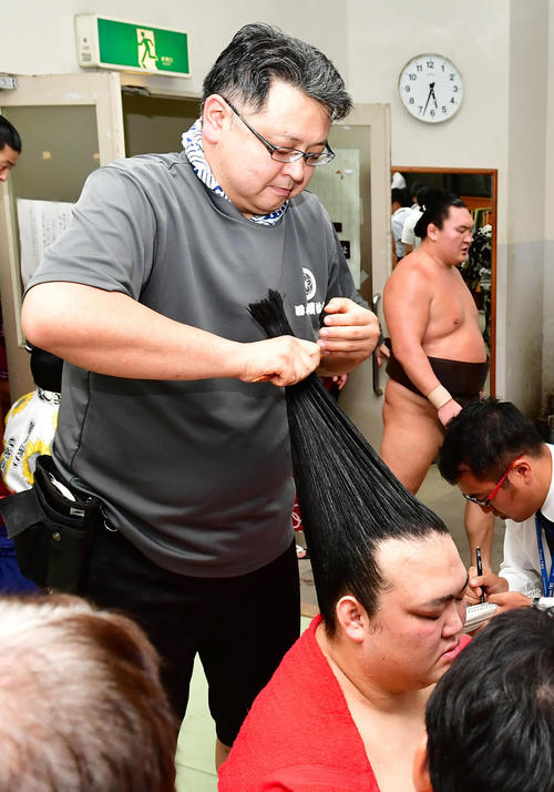 18年9月、稀勢の里（手前）と床鳴