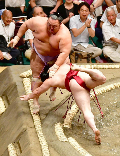炎鵬（右）は琴勇輝を寄り切りで下す（撮影・小沢裕）