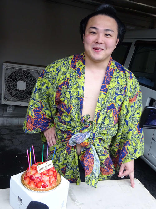 25歳の誕生日に、今後の抱負を語る炎鵬（撮影・加藤裕一）