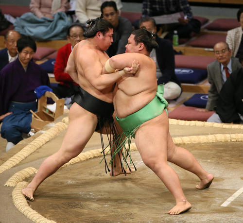 九州場所2日目、若元春（左）を押し出しで破る木崎海