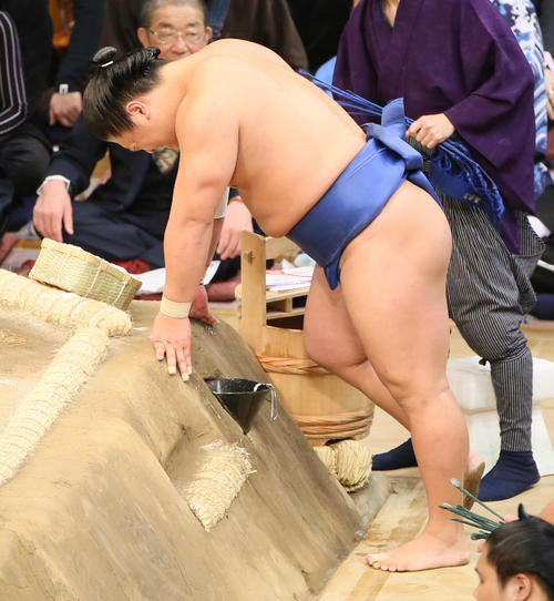 九州場所4日目、取組後に痛そうな表情を見せる若隆景