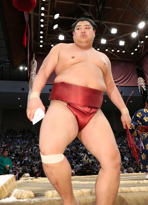 11月11日、九州場所2日目で懸賞金の束を手に土俵を引き揚げる阿炎