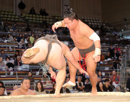 北磻磨（左）をはたき込みで破る翠富士（19年11月14日撮影）