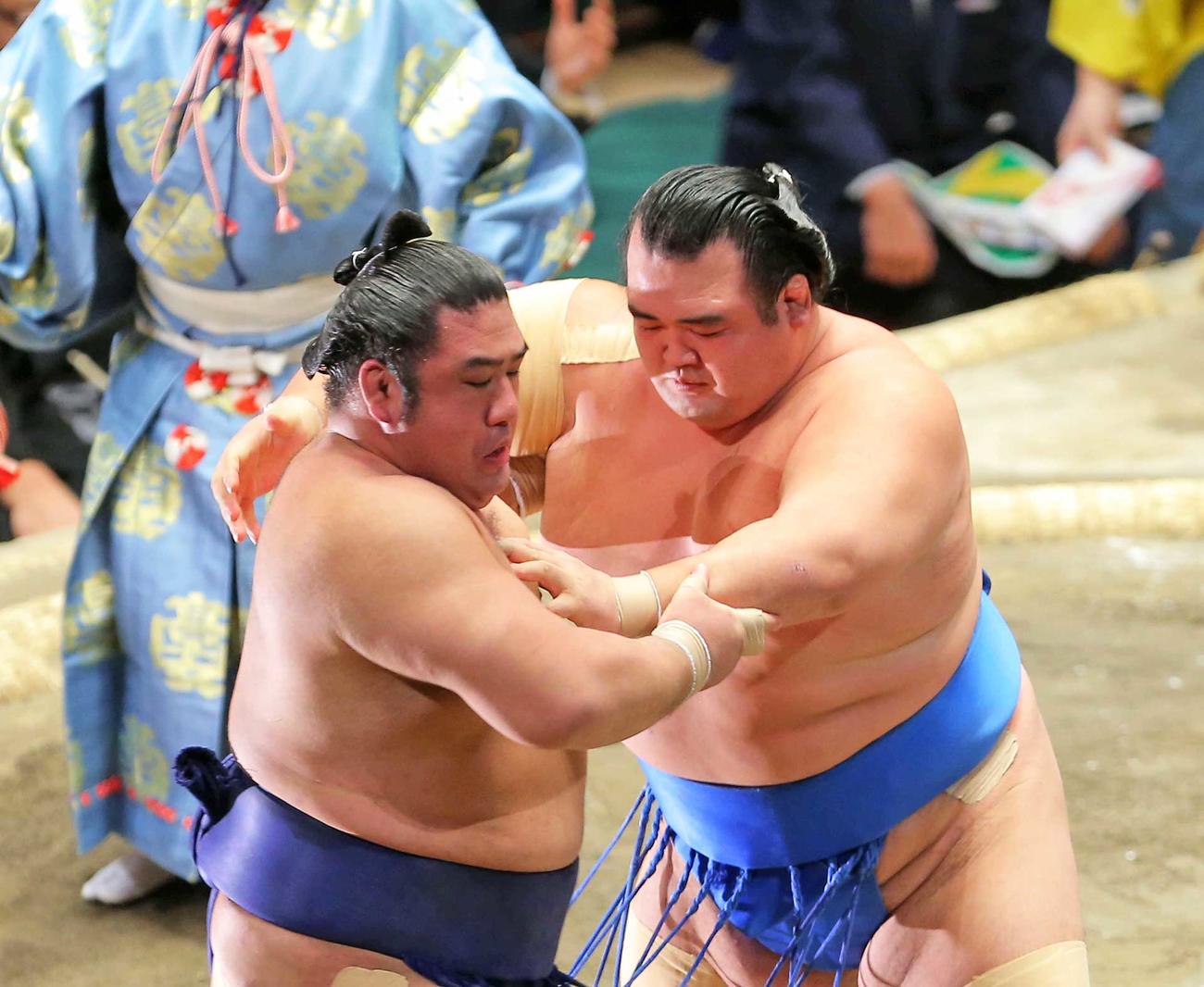 初場所千秋楽で栃煌山（左）を破る琴奨菊（2020年1月26日撮影）