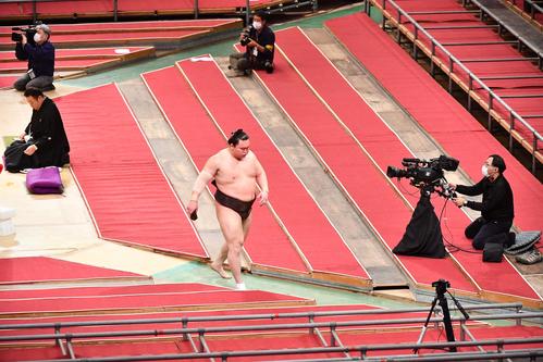 阿武咲に押し出しで敗れ、ぶぜんとした表情で引き揚げる白鵬（撮影・上田博志）