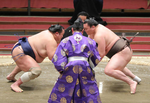 北勝富士（左）と立ち合う白鵬（撮影・河田真司）