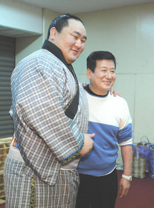 記念写真に納まる神田川氏（右）と朝青龍（08年3月16日）