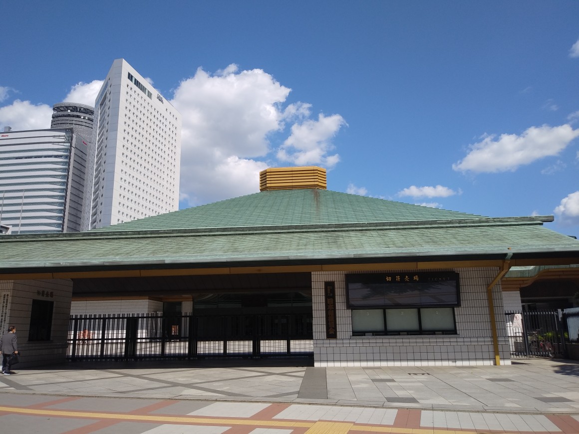 夏場所中止が決まった両国国技館。後方の高層タワーは新型コロナウイルス軽症者等の宿泊療養施設となったホテル