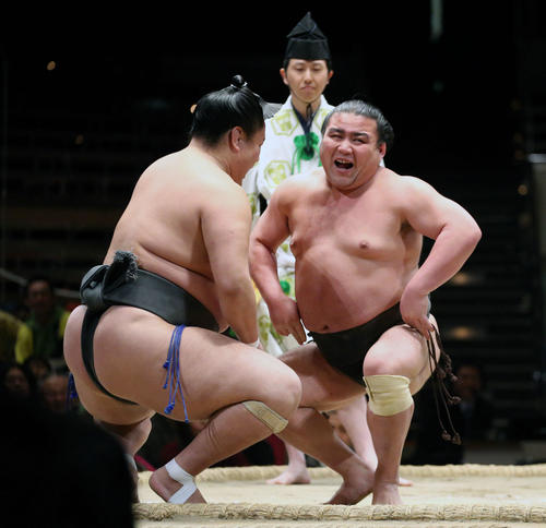 17年2月、初っ切り相撲で高三郷（左）におどけた表情を見せる勝武士さん