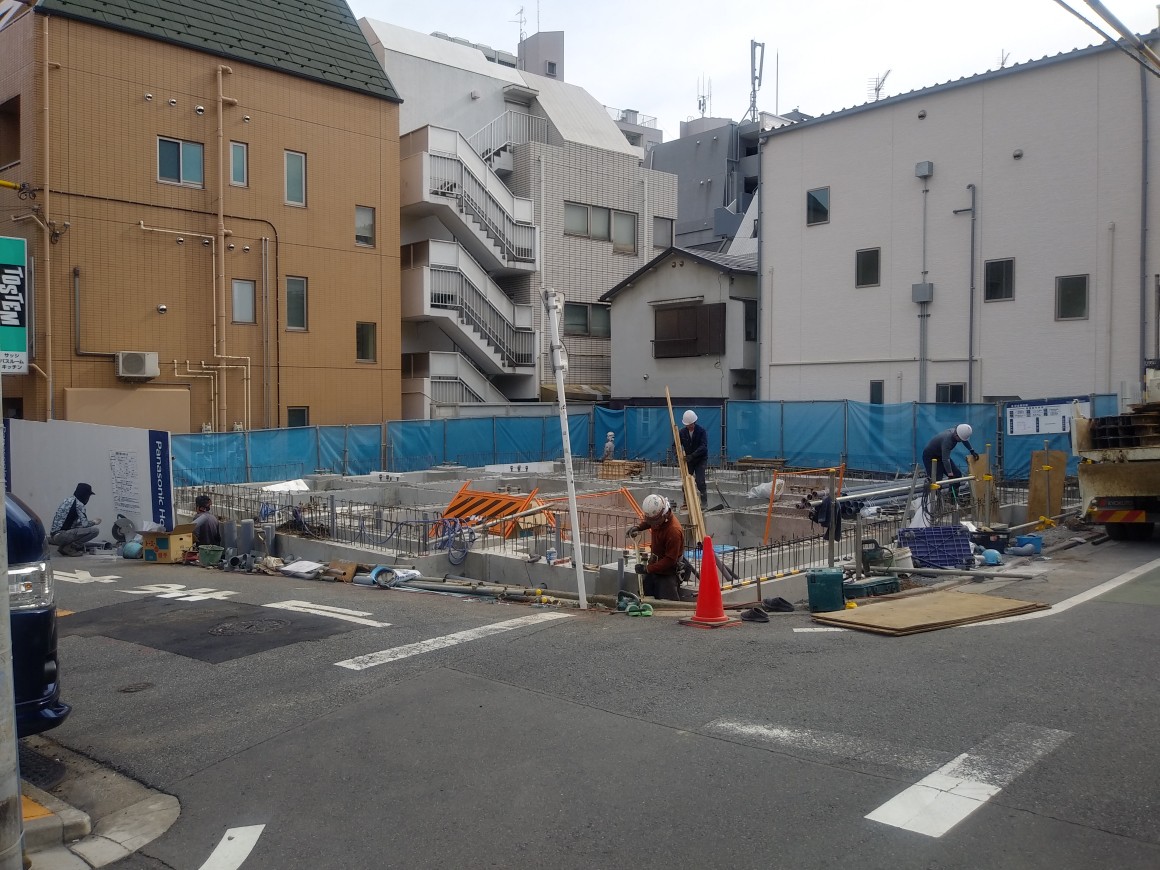 東京・中野新橋にあった旧二子山部屋跡地では現在、新築マンションの建設工事が進んでいる中