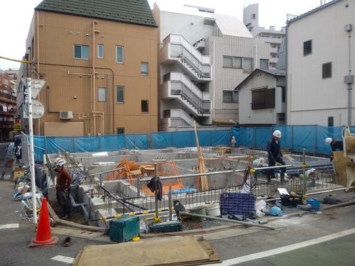 東京・中野新橋にあった旧二子山部屋跡地では現在、新築マンションの建設工事が進んでいる中