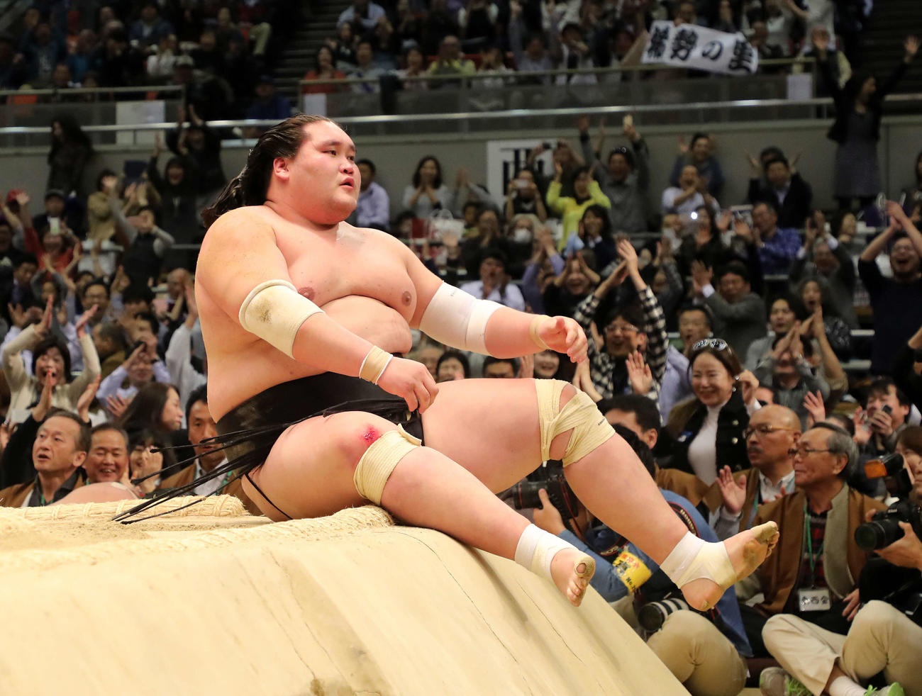 17年3月、優勝決定戦で稀勢の里に敗れた照ノ富士は、土俵に座ったままぼうぜんとする