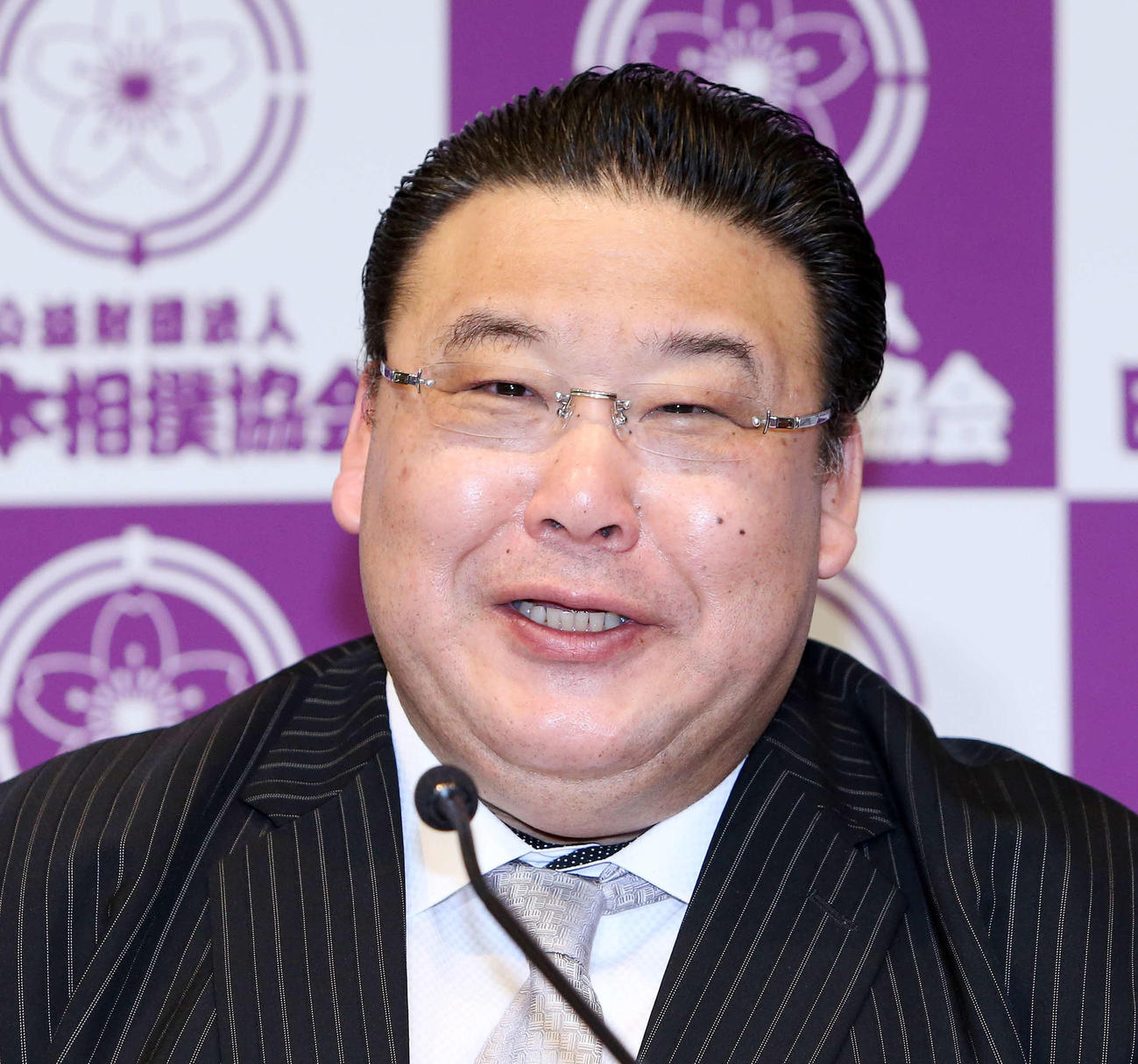 20年1月、豪栄道の引退会見であいさつする境川親方（元小結両国）