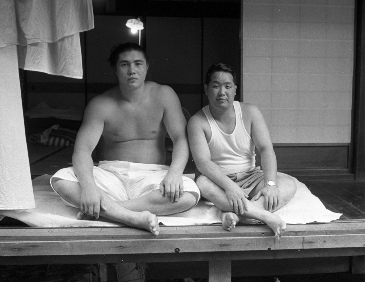 昭和35年名古屋場所　小結の大鵬と大阪日刊スポーツ新聞社の岡本晴明記者（1960年7月）