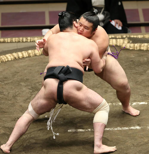 武玄大（左）を攻める吉井（撮影・河田真司）　