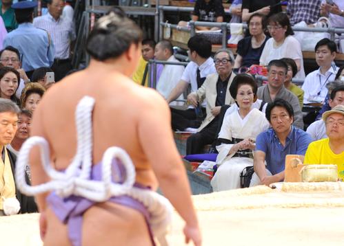 15年7月、大相撲名古屋場所8日目を観戦する陸上・神野大地の祖母磯部安江さん（右から3人目）。同2人目は青学大陸上部の原晋監督