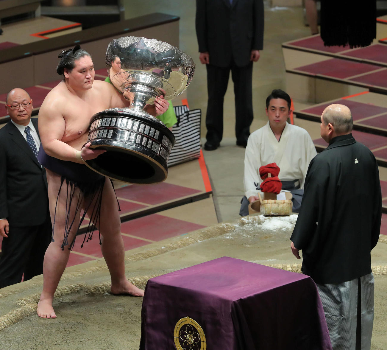 幕尻優勝し内閣総理大臣杯をを手にする照ノ富士（2020年8月2日撮影）　