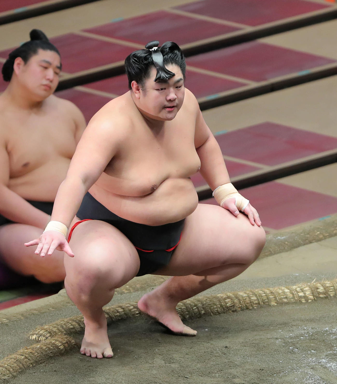 朝弁慶を破り勝ち名乗りを受ける王輝（撮影・河田真司）