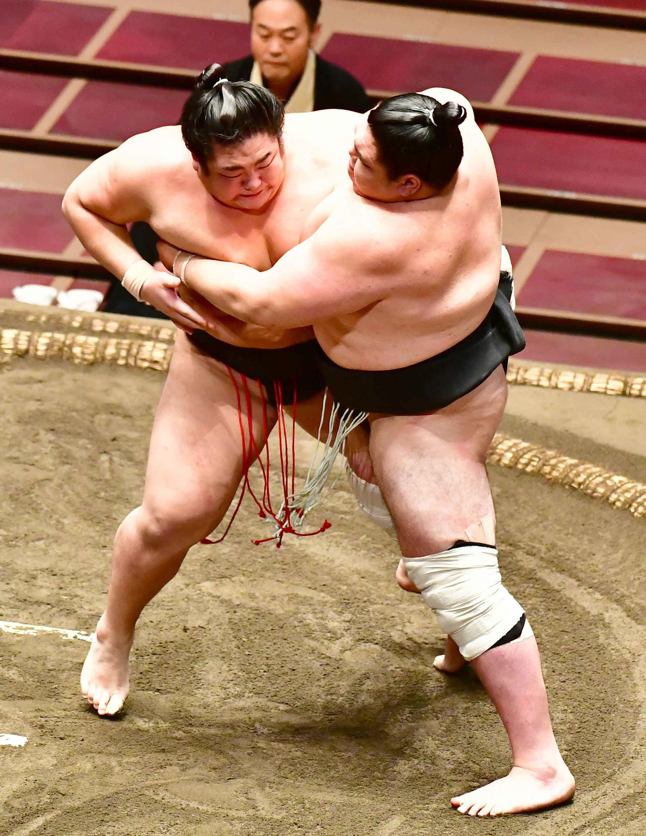 王輝（左）は寄り切りで矢後を下す（撮影・小沢裕）