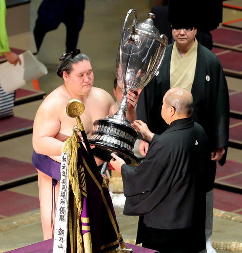 幕尻優勝を果たし、八角理事長（右）から賜杯を受け取る照ノ富士（2020年8月2日撮影）　