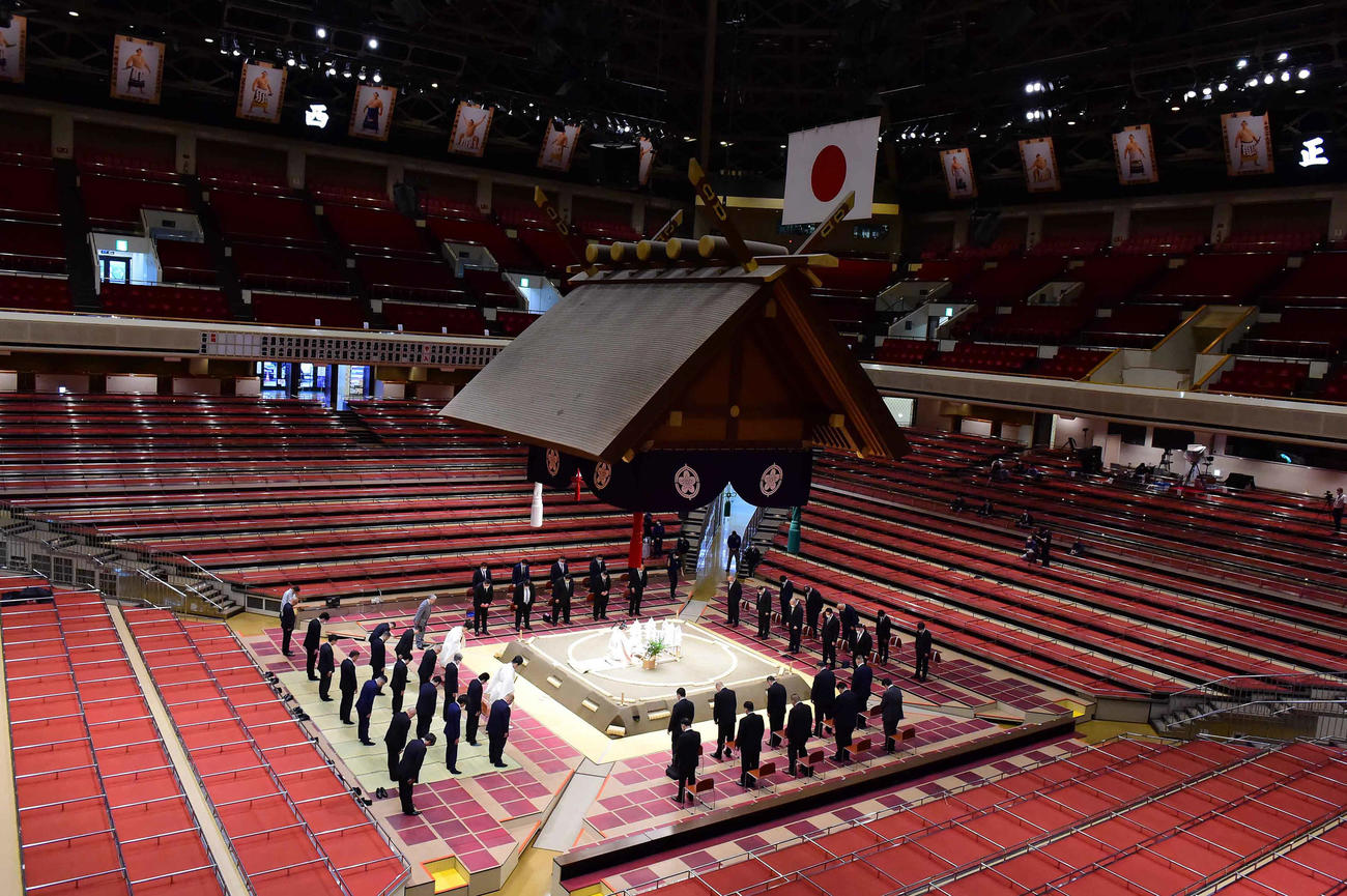 新型コロナウイルス感染を避けるため力士不在で行われた大相撲7月場所の土俵祭りに臨む親方ら協会関係者たち（2020年7月18日撮影）