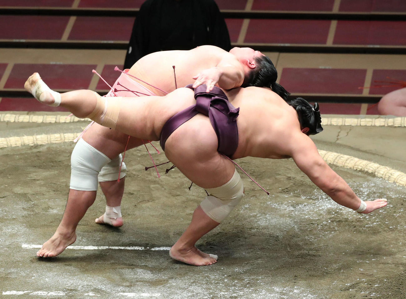 旭秀鵬（手前）を居反りで破る宇良（撮影・河田真司）