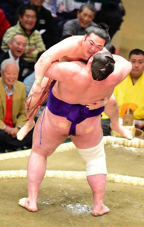 2020年1月15日　初場所4日目、炎鵬（上）は大関栃ノ心につり出しで敗れる